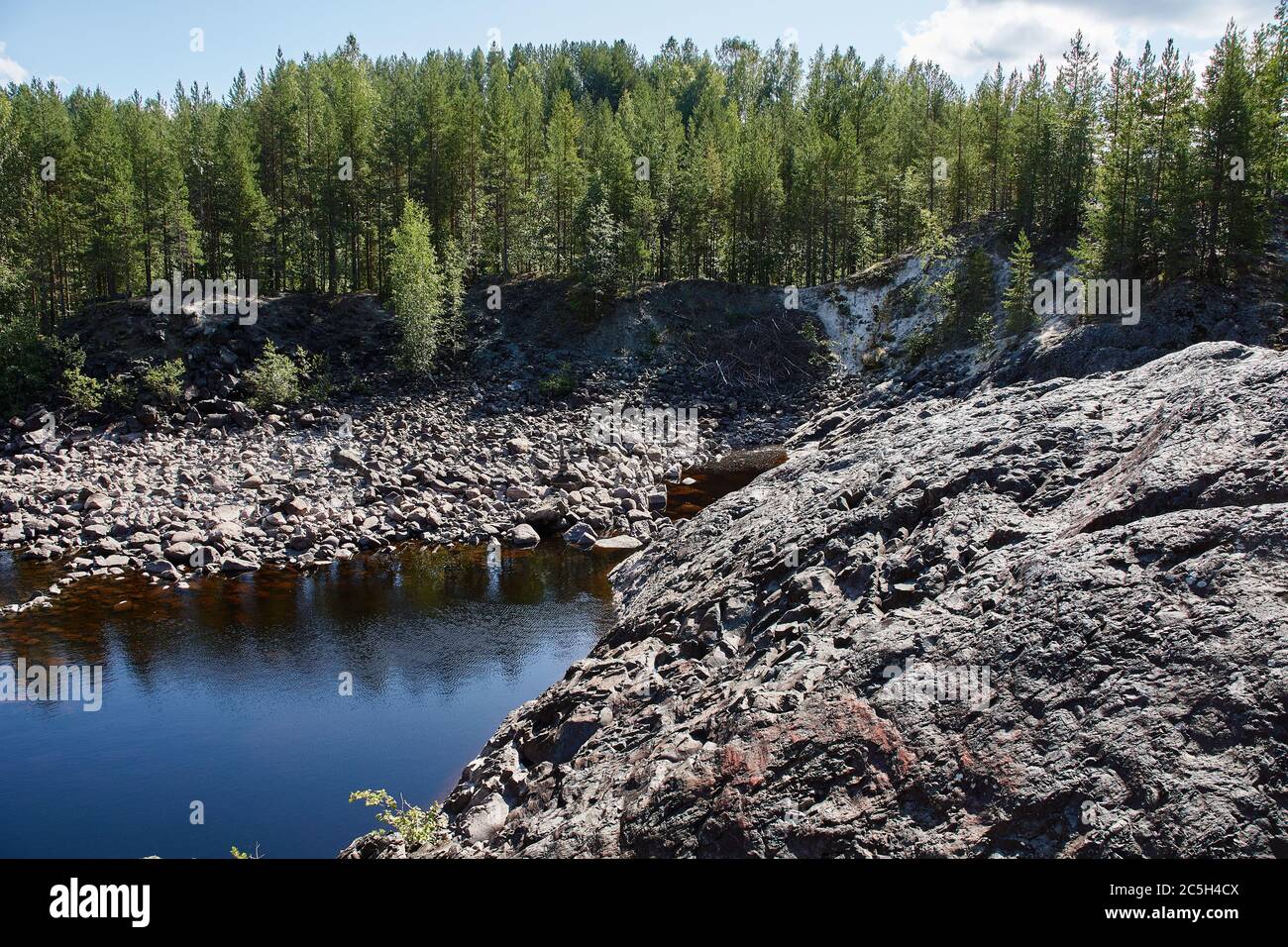 Ein alter nicht aktiver Vulkan 2 Milliarden Jahre alt. Man kann den Schlot des Vulkans und den See sehen, der in zahlreichen Krater gebildet wurde. Stockfoto