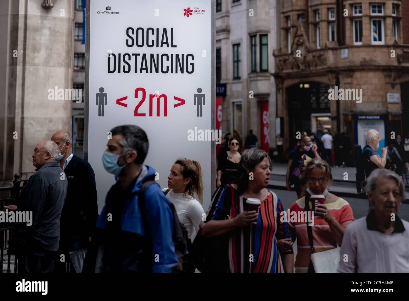 Social Distancing 2m Awareness-Schild auf der Oxford Street. Befristete Maßnahmen zum Schutz von Unternehmen und Straßenbenutzern. London, Großbritannien. Stockfoto