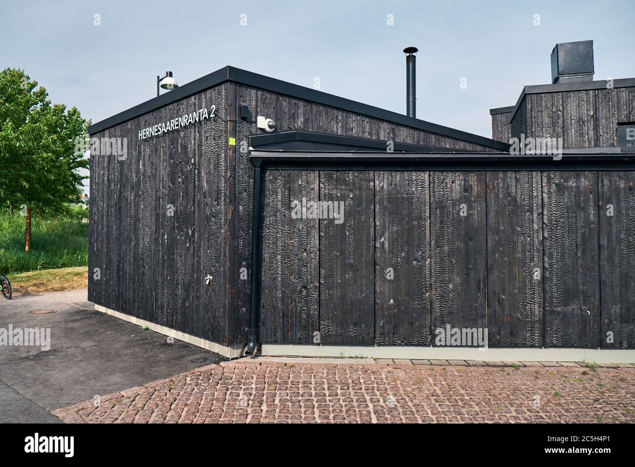 Helsinki, Finnland - 15. Juni 2018: Birgitta Café, verkohlte schwarze Holzwand Stockfoto