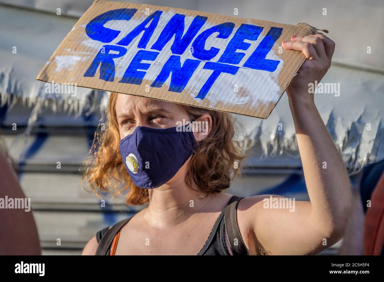 USA. Juli 2020. Mieter und Wohnungsbauaktivisten ließen Banner von ihren Gebäuden fallen und organisierten am 1. Juli 2020 einen marsch in den Straßen von Bushwick, der die Stadt aufforderte, die Miete sofort zu stornieren, da die finanzielle Situation für viele New Yorker gleich bleibt, um Geld und Arbeit verstrickt. (Foto von Erik McGregor/Sipa USA) Quelle: SIPA USA/Alamy Live News Stockfoto