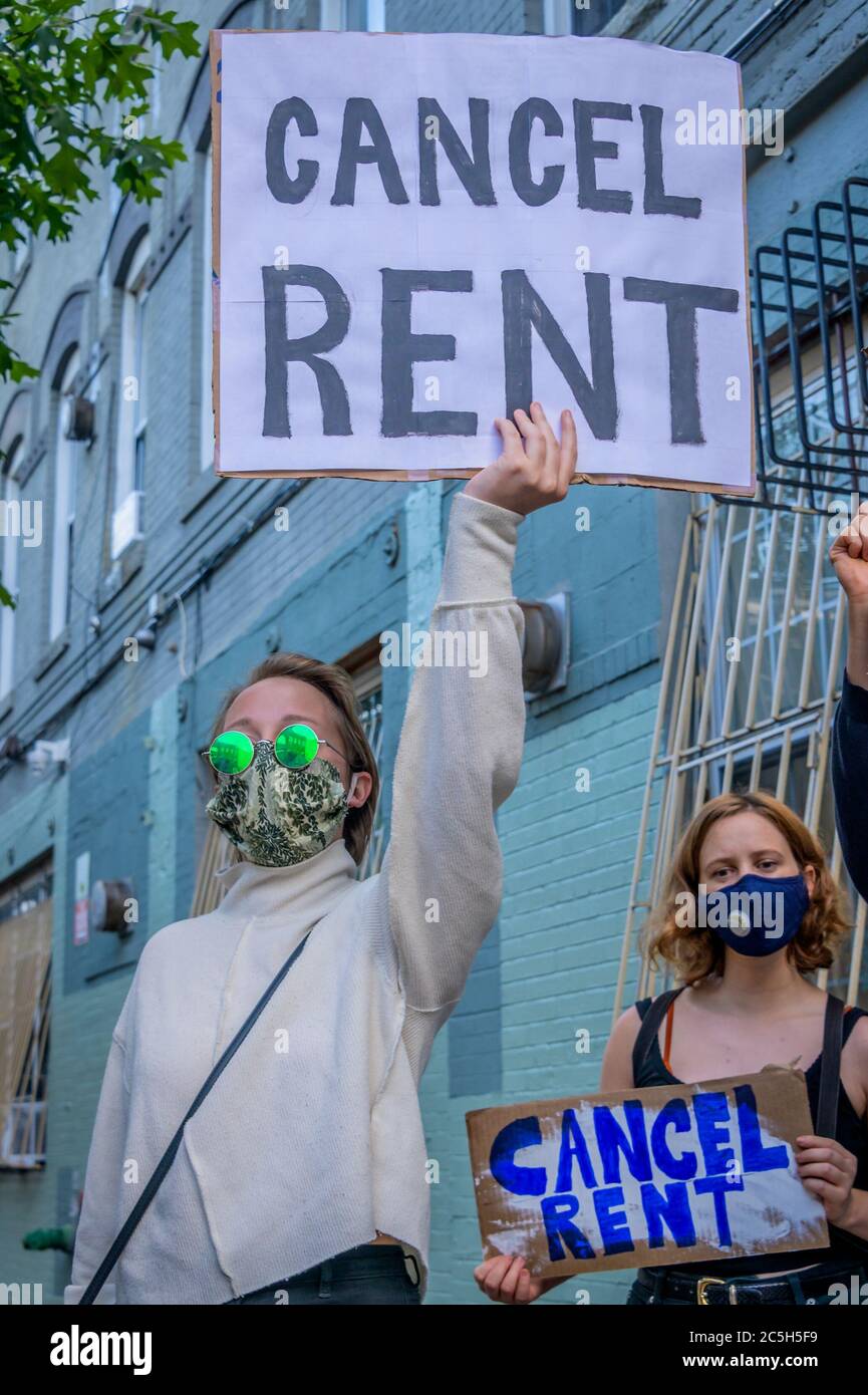 USA. Juli 2020. Mieter und Wohnungsbauaktivisten ließen Banner von ihren Gebäuden fallen und organisierten am 1. Juli 2020 einen marsch in den Straßen von Bushwick, der die Stadt aufforderte, die Miete sofort zu stornieren, da die finanzielle Situation für viele New Yorker gleich bleibt, um Geld und Arbeit verstrickt. (Foto von Erik McGregor/Sipa USA) Quelle: SIPA USA/Alamy Live News Stockfoto
