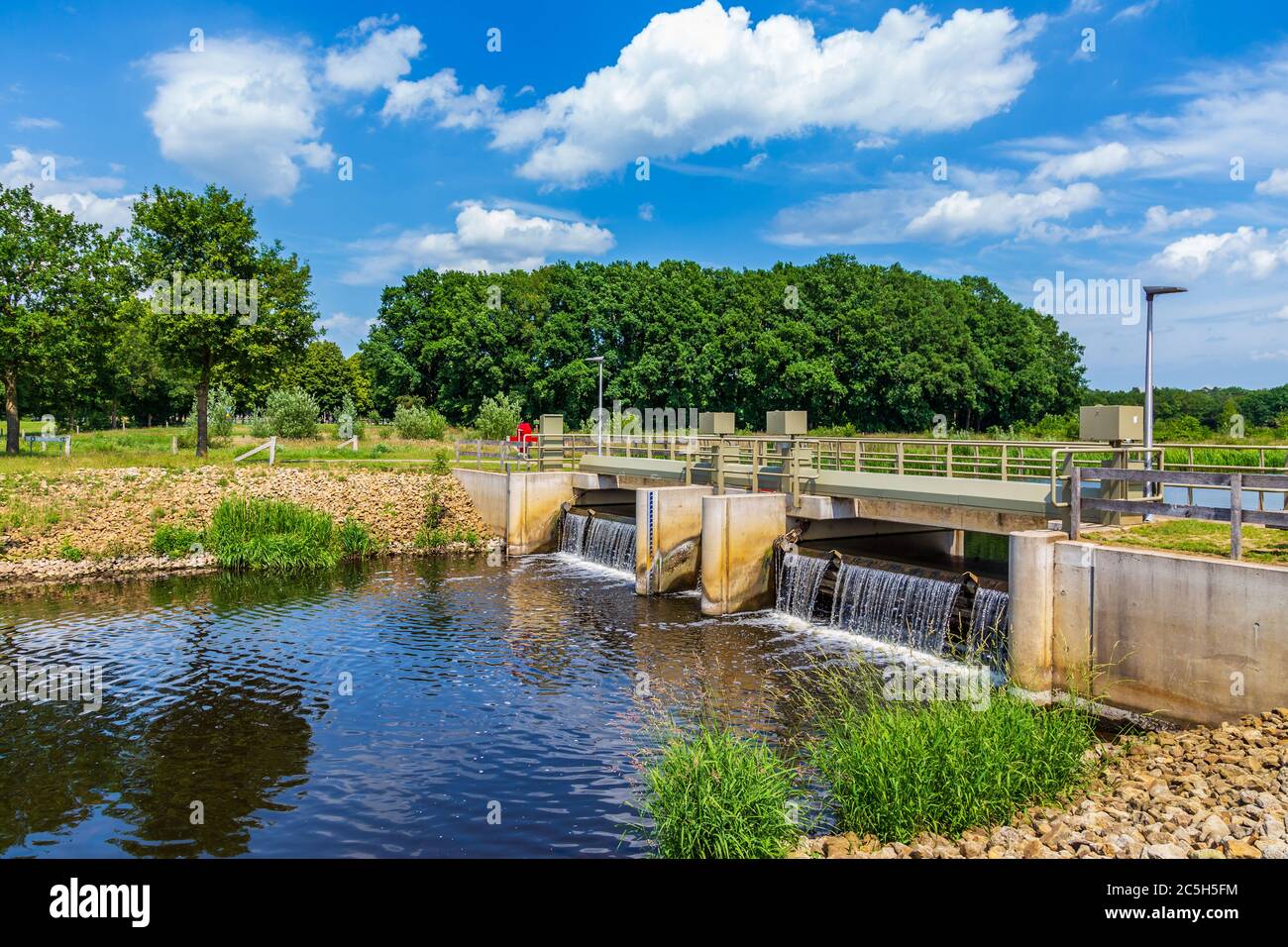Wasserschloss Vilsteren im Fluss Vecht bei Dalfsen, Overijssel in den Niederlanden Stockfoto