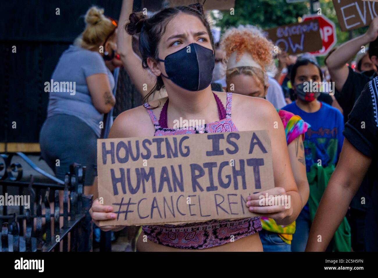 USA. Juli 2020. Mieter und Wohnungsbauaktivisten ließen Banner von ihren Gebäuden fallen und organisierten am 1. Juli 2020 einen marsch in den Straßen von Bushwick, der die Stadt aufforderte, die Miete sofort zu stornieren, da die finanzielle Situation für viele New Yorker gleich bleibt, um Geld und Arbeit verstrickt. (Foto von Erik McGregor/Sipa USA) Quelle: SIPA USA/Alamy Live News Stockfoto