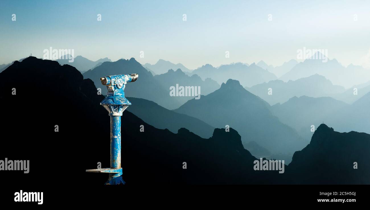 Öffentliche Ferngläser und Mountain Silhouetten bei Sunrise. Weitblick und Vision für neue Geschäftskonzepte und kreative Ideen. Alpen, Allgau, Bayern Stockfoto