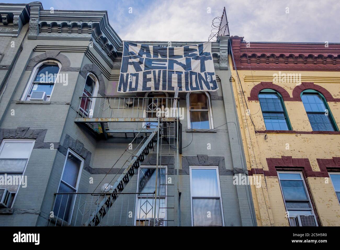 USA. Juli 2020. Mieter und Wohnungsbauaktivisten ließen Banner von ihren Gebäuden fallen und organisierten am 1. Juli 2020 einen marsch in den Straßen von Bushwick, der die Stadt aufforderte, die Miete sofort zu stornieren, da die finanzielle Situation für viele New Yorker gleich bleibt, um Geld und Arbeit verstrickt. (Foto von Erik McGregor/Sipa USA) Quelle: SIPA USA/Alamy Live News Stockfoto