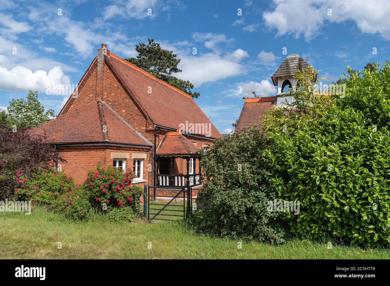 St Mary's Church Room, Stevington, Bedfordshire, Großbritannien; Kirchenhalle mit verschiedenen lokalen Gruppen und verdoppelt sich als Community-Shop. Stockfoto