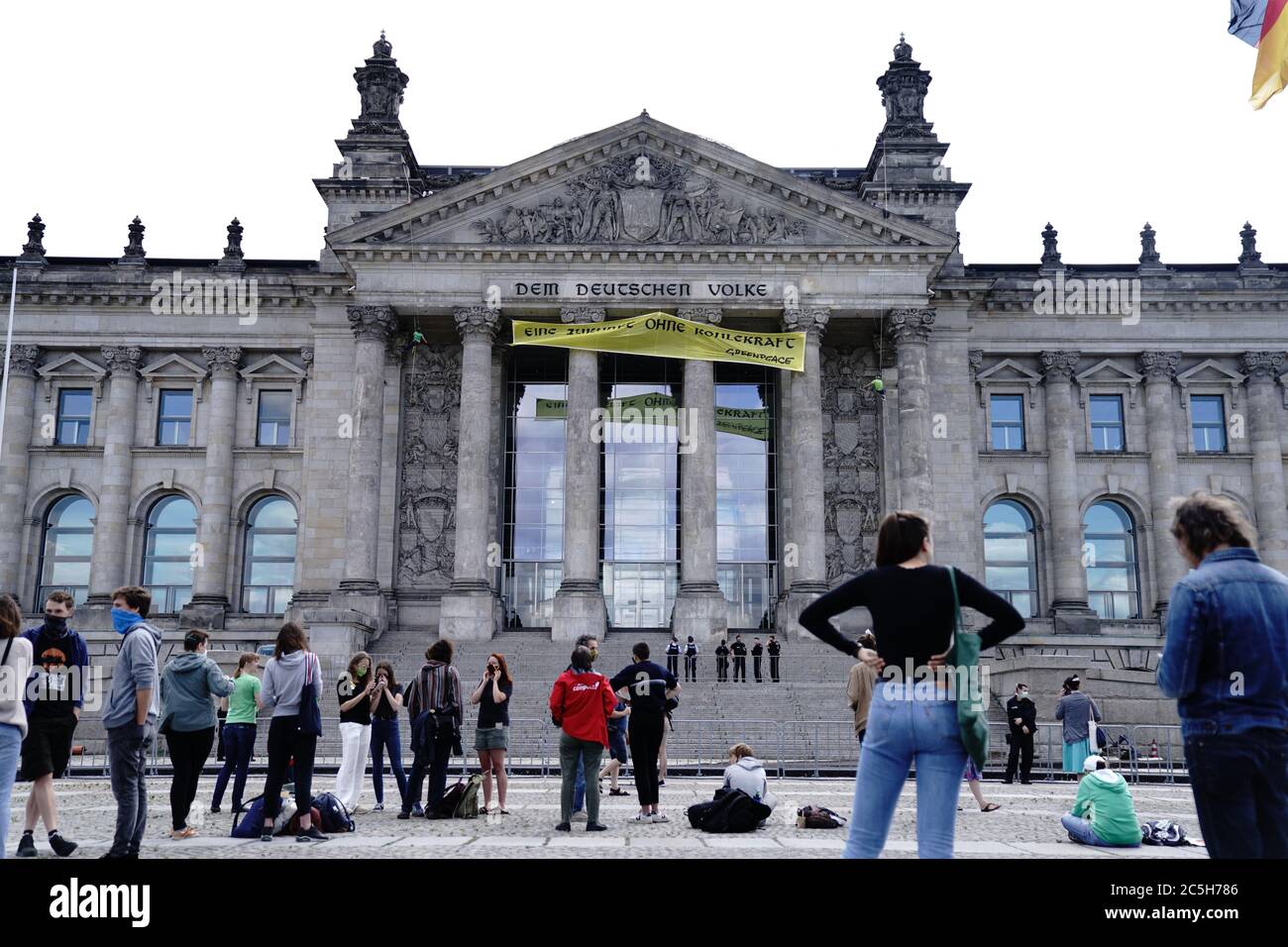 Berlin, Deutschland. Juli 2020. Greenpeace-Aktivisten rappeln mit einem Banner vom Reichstag herunter. Der Bundestag wird heute ein neues Kohlerecht verabschieden. Quelle: Kay Nietfeld/dpa/Alamy Live News Stockfoto