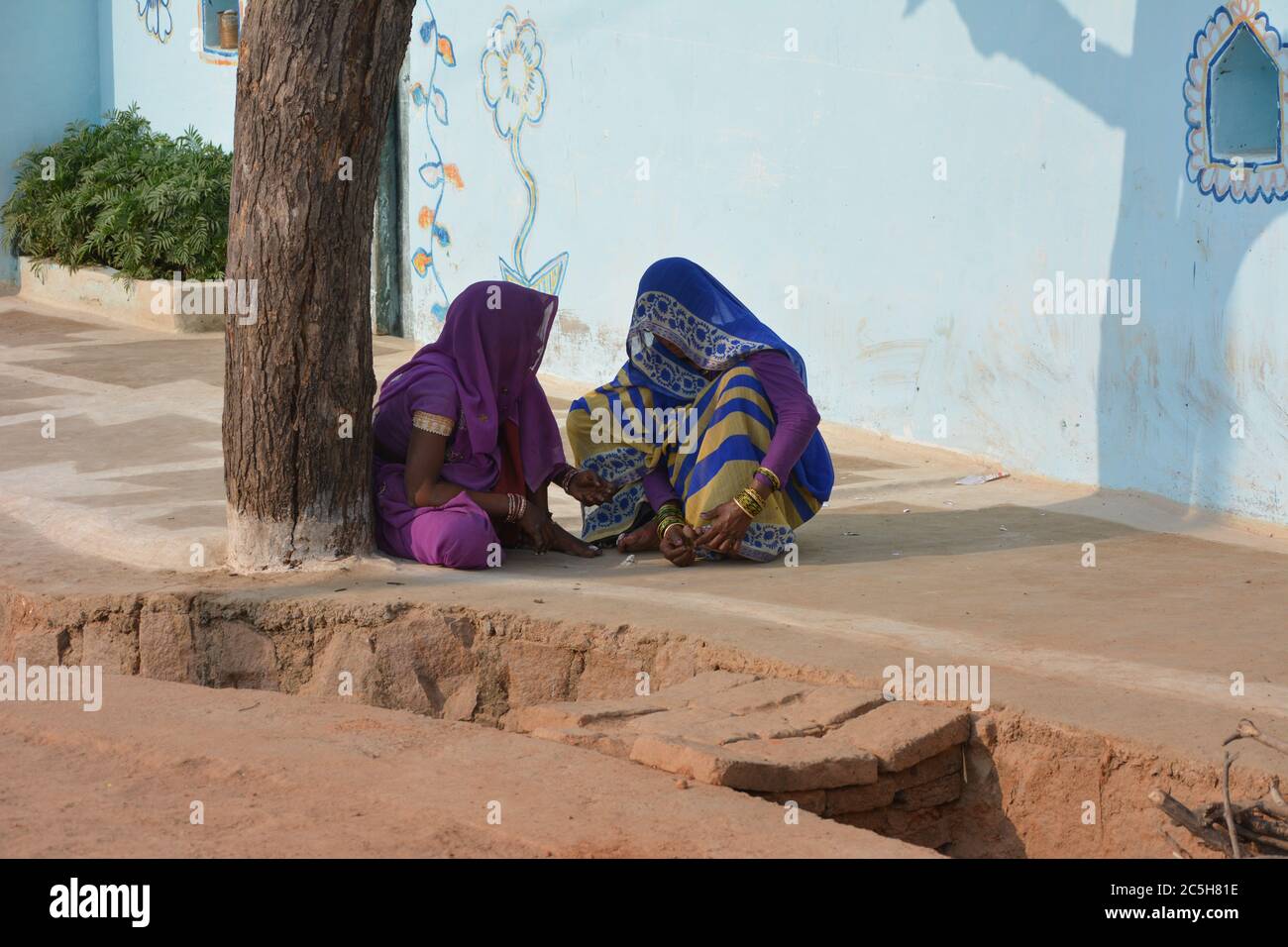 TIKAMGARH, MADHYA PRADESH, INDIEN - 17. NOVEMBER 2019: Arme indische Familie in ländlichen Dorf. Stockfoto