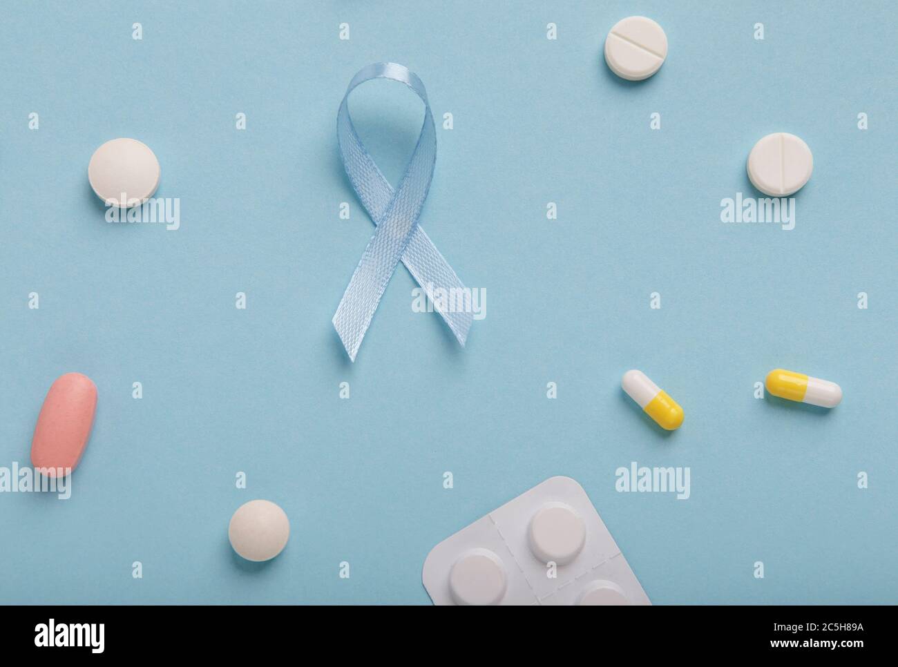 Realistisches Blaues Awareness Ribbon, Welt Prostatakrebs Tag Stockfoto