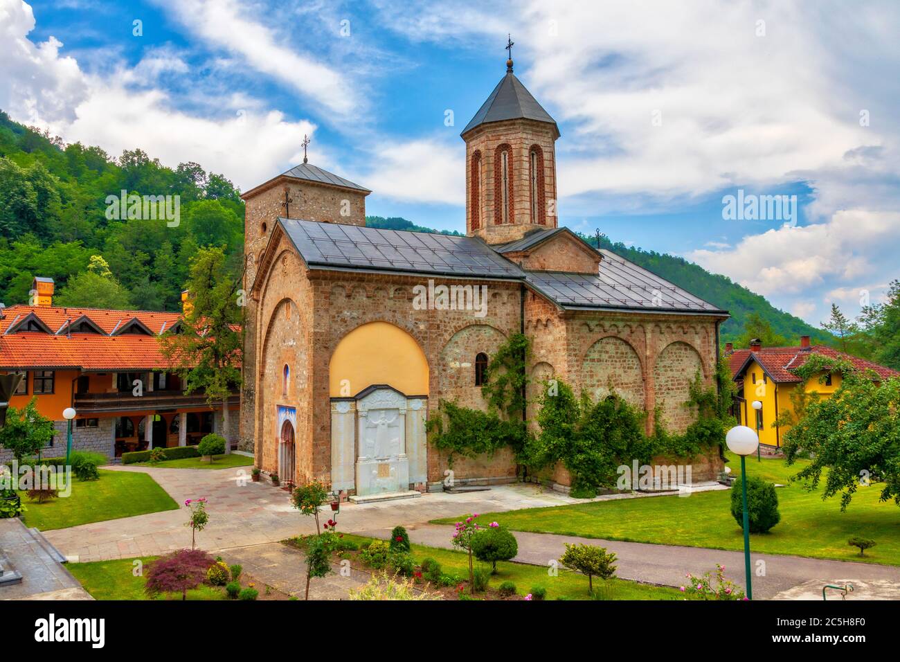 Mittelalterliches Kloster Raca. Serbisch-orthodoxes Kloster im 13. Jahrhundert als Stiftung des serbischen Königs Stefan Dragutin Nemanjic erbaut. Im Süden gelegen Stockfoto