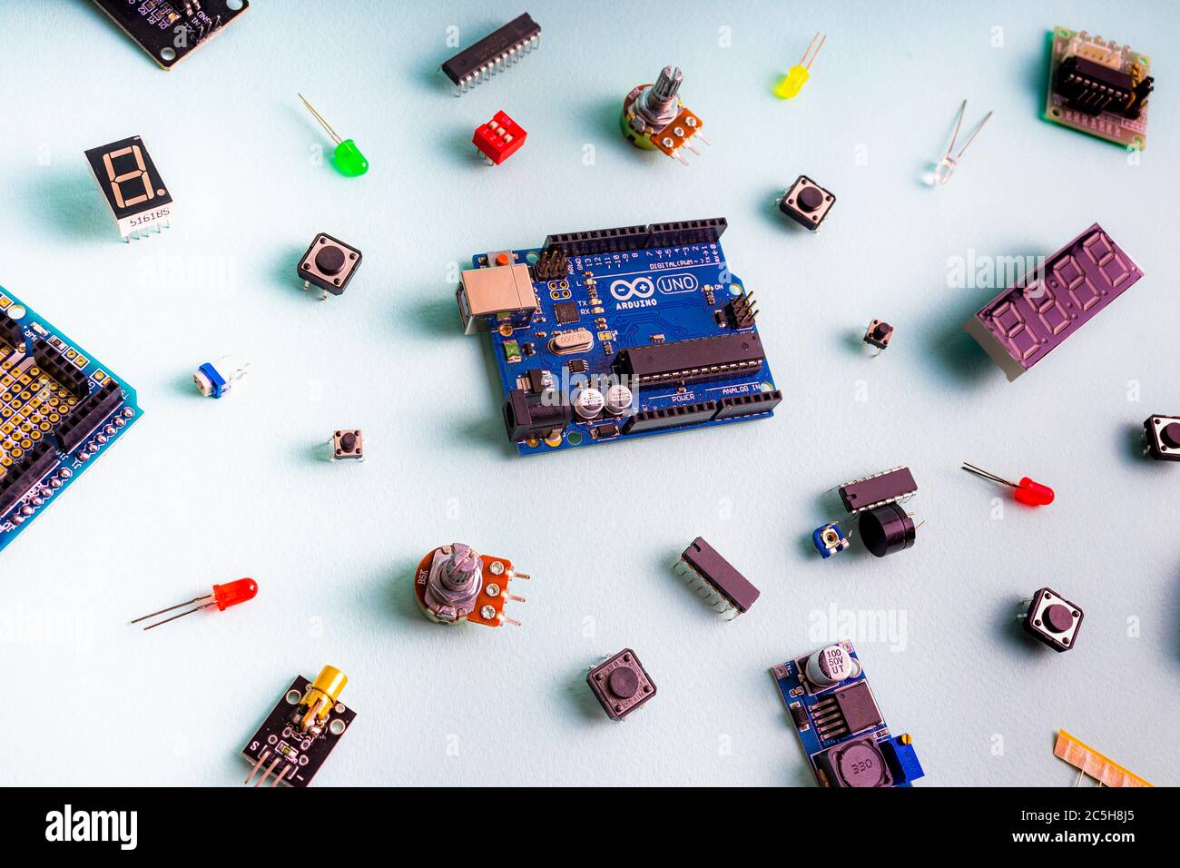 Sankt-Petersburg, Russland - 28. Februar 2020: Arduino UNO Board auf hellem Hintergrund. Micro Elektronik arduino DIY Komponenten. Mikrocontroller, Wildschwein Stockfoto