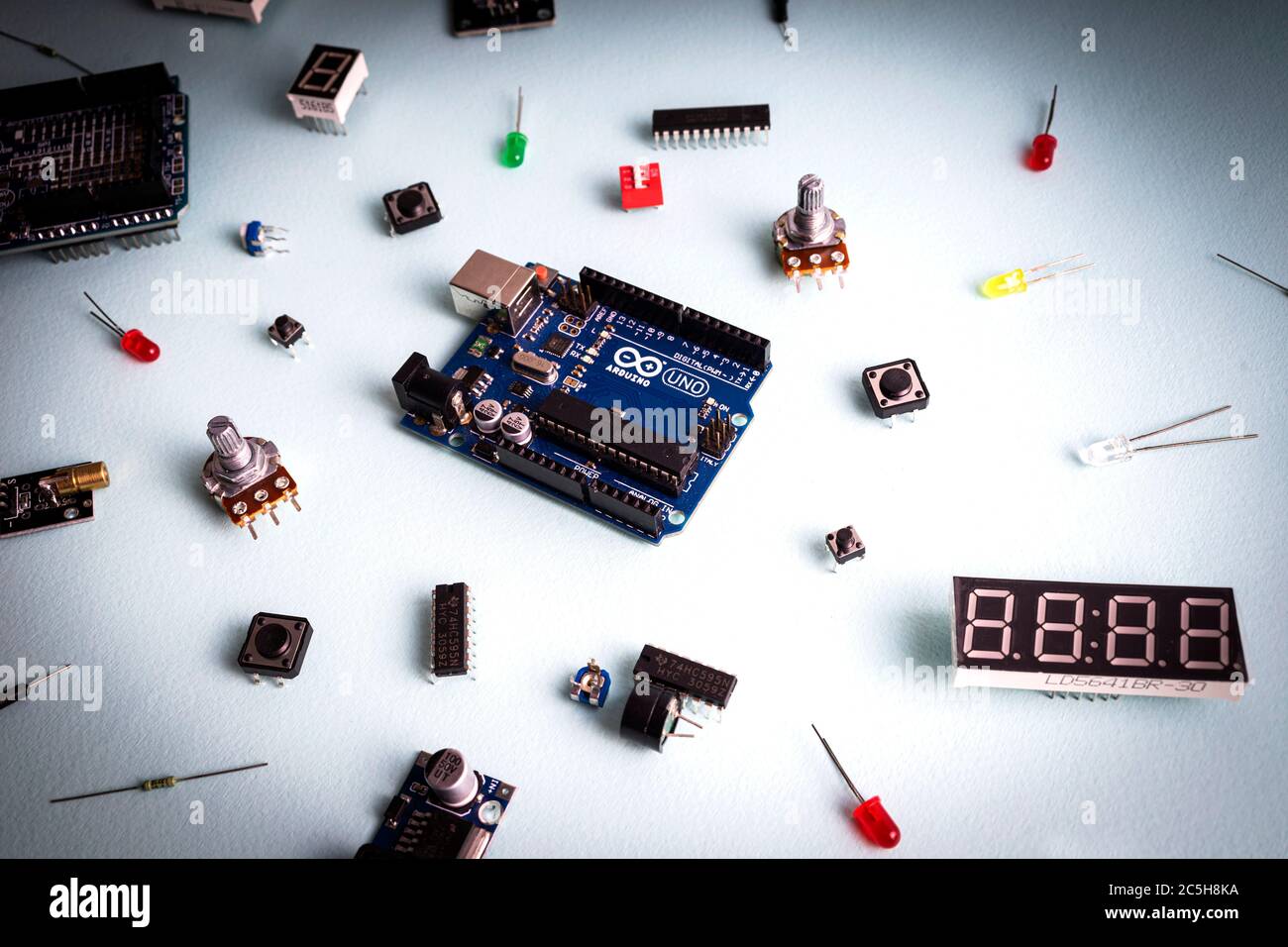 Sankt-Petersburg, Russland - 28. Februar 2020: Arduino UNO Board auf hellem Hintergrund. Micro Elektronik arduino DIY Komponenten. Mikrocontroller, Wildschwein Stockfoto