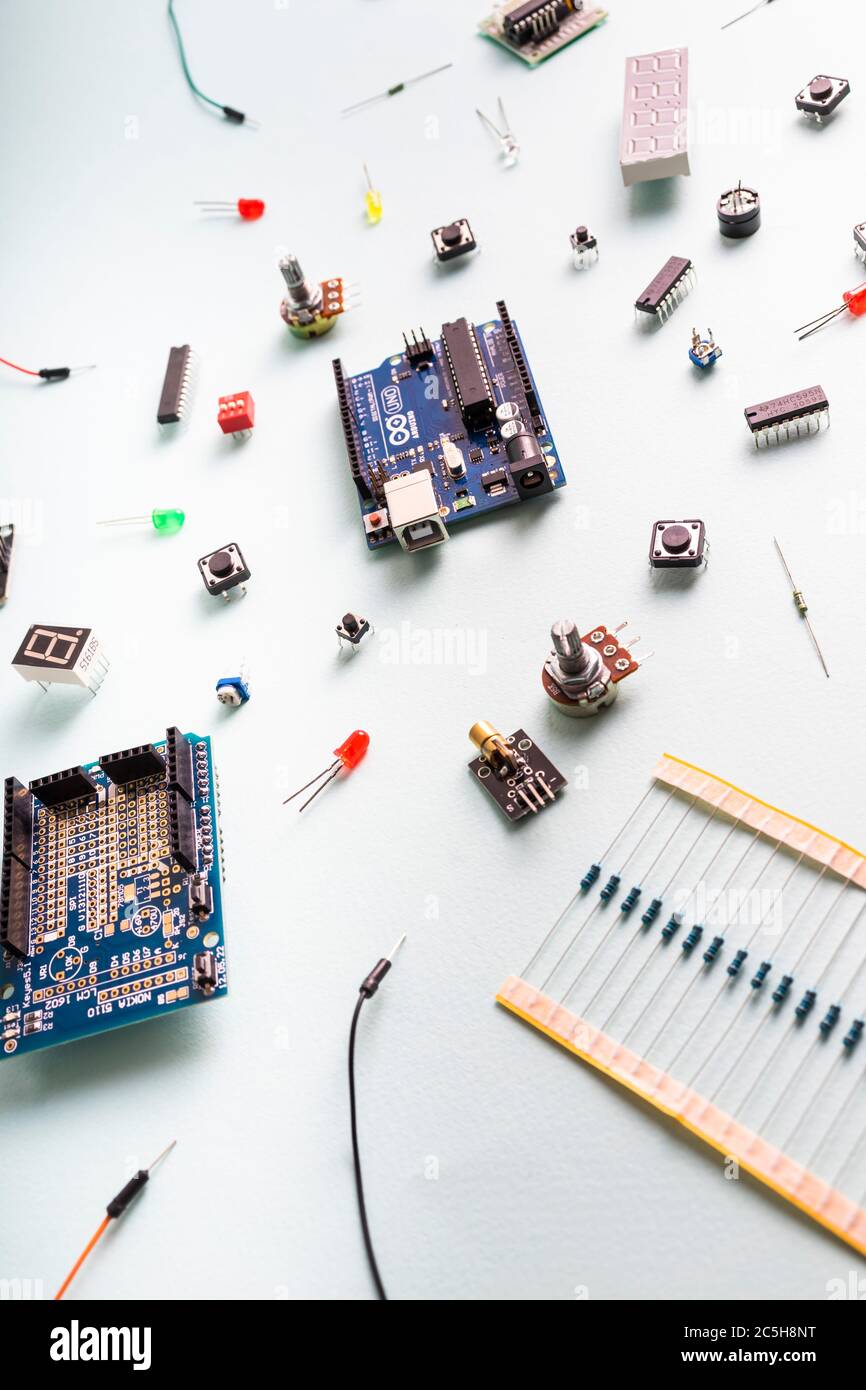 Sankt-Petersburg, Russland - 28. Februar 2020: Arduino UNO Board auf hellem Hintergrund. Micro Elektronik arduino DIY Komponenten. Mikrocontroller, Wildschwein Stockfoto