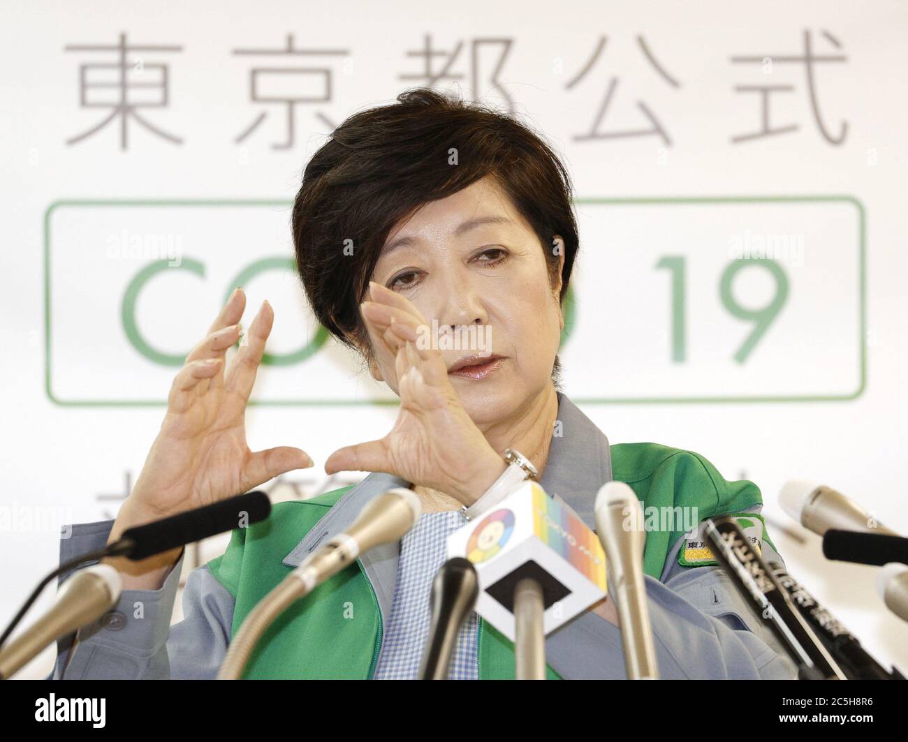 Tokio, Japan. Juli 2020. Tokio Gov. Yuriko Koike hält am 3. Juli 2020 eine Pressekonferenz im Hauptquartier der Stadtverwaltung in Tokio ab, in der bekannt gegeben wird, dass Tokio am selben Tag 124 neue Coronavirus-Fälle gemeldet hat. (Kyodo)==Kyodo Foto via Credit: Newscom/Alamy Live News Stockfoto