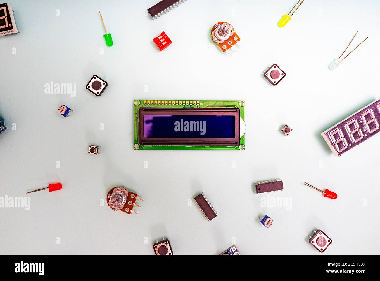 Mikroelektronik arduino DIY-Komponenten auf einem hellen Hintergrund, Draufsicht, Kopierraum. Mikrocontroller, Platinen, Sensoren, leds, Controller Stockfoto