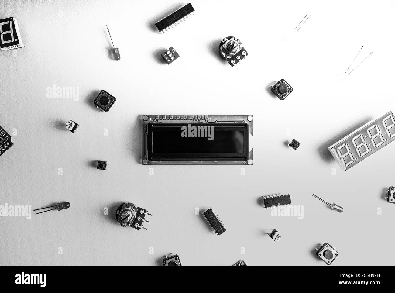 Mikroelektronik arduino DIY-Komponenten auf einem hellen Hintergrund, Draufsicht, Kopierraum. Mikrocontroller, Platinen, Sensoren, leds, Controller, schwarz und Stockfoto