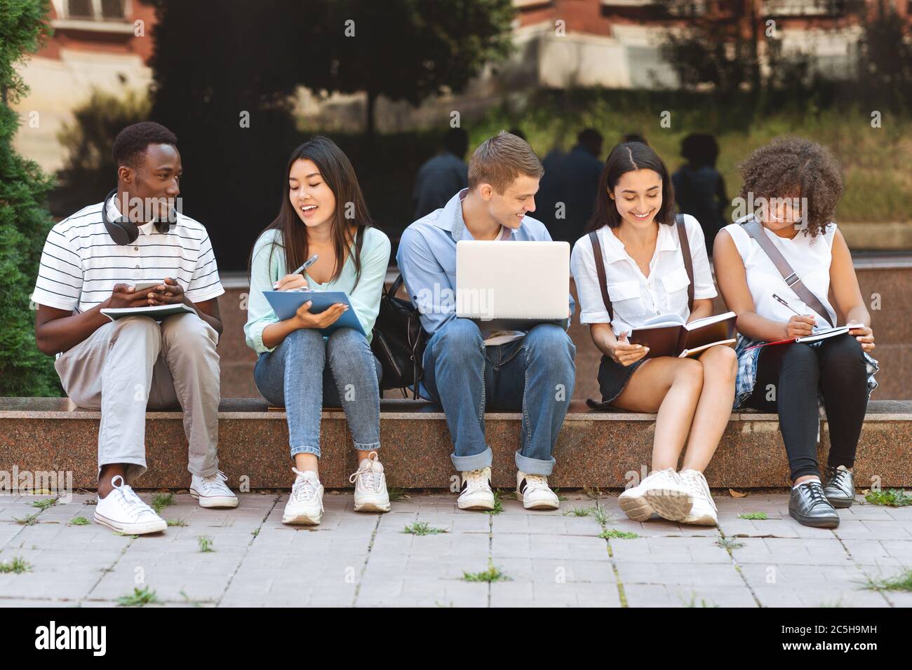 Gruppe von glücklichen Teenager High School Studenten im Freien studieren Stockfoto