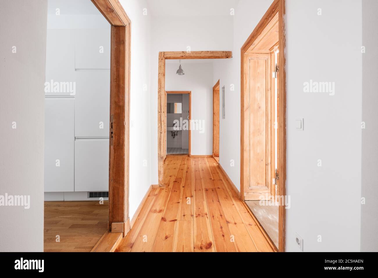 Flur in renovierter, leerer Wohnung mit Holzboden - Stockfoto