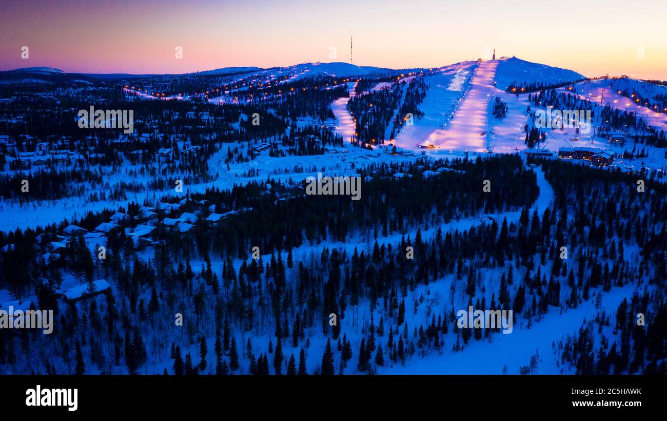 Ruka Skigebiet Pisten. Ruka, Finnland, Luftaufnahme Waldberge mit Skigebiet Stockfoto