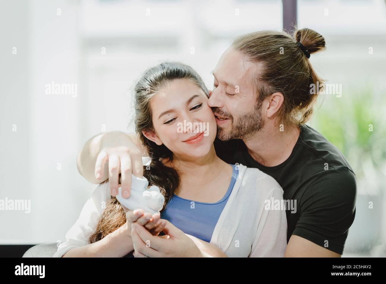 Ehemann küssen schwangere Frau Frau umarmt zusammen mit Liebe zeigt die Wärme der paar Liebhaber neue Familie Stockfoto
