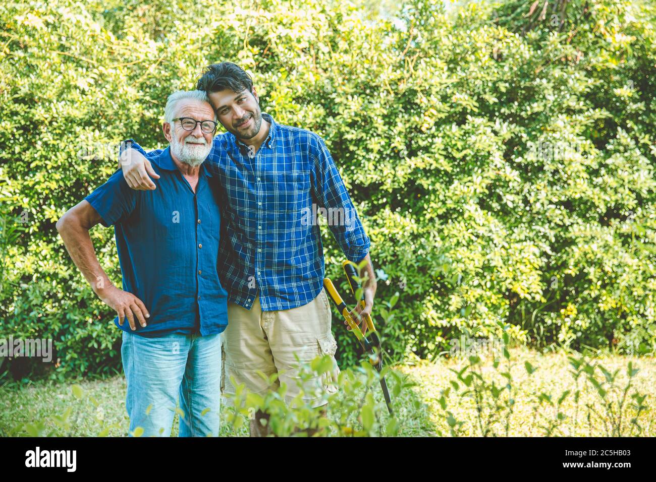 Glücklicher Erwachsener Mann mit älteren Aufenthalt Home Pflege Gartenarbeit zusammen Portrait Lächeln leben. Stockfoto