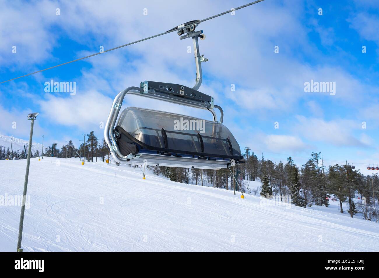 Skipiste mit Skiliften auf dem Skigebiet in Finnland, Ruka Stockfoto