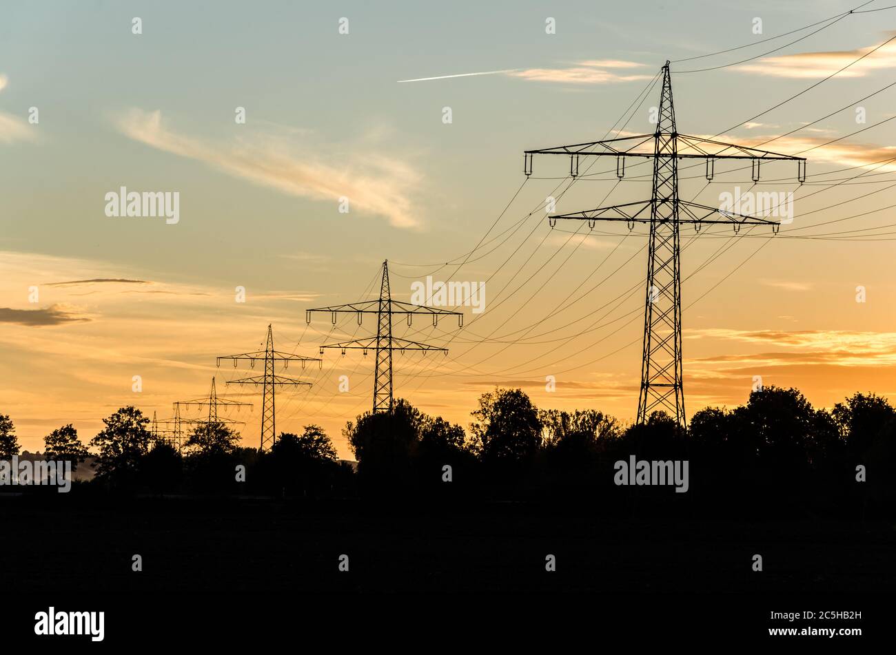 Stromleitung bei Sonnenuntergang Stockfoto