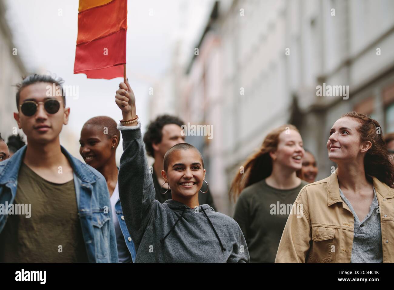 Marschers bei der Gay Pride Parade in der Stadt. LGBTQI Gemeinschaft während einer Gay Pride Parade. Hört den Hass auf. Stockfoto