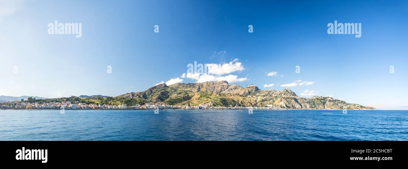 Hochauflösende Panoramabild der wunderschönen Bucht von Giardini Naxos mit Bergen im Hintergrund bei Taormina, auf Sizilien, Italien Stockfoto