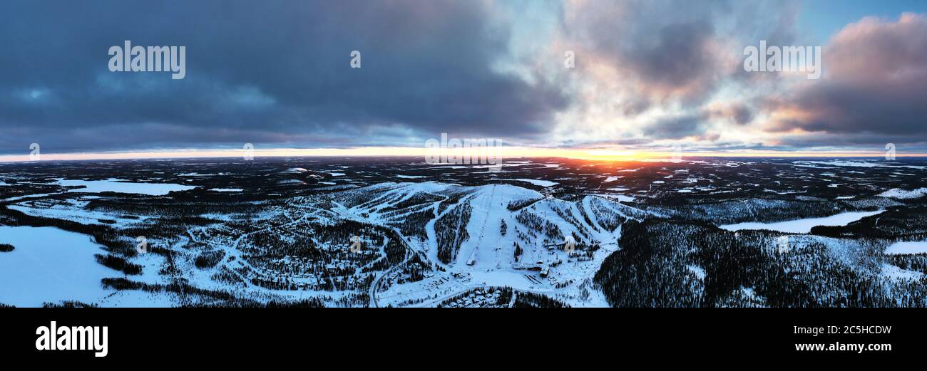 Panoramablick auf das Skigebiet in Ruka bei Sonnenuntergang, Kuusamo, Finnland Stockfoto