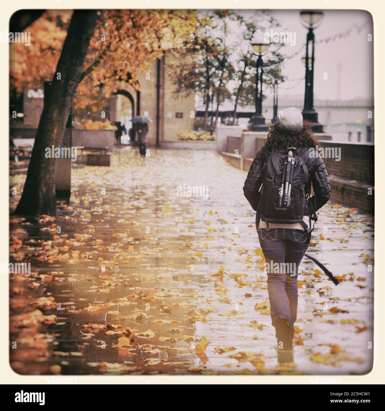 South Bank im Herbst im Regen, London, Großbritannien. Gefiltert, um wie ein veraltertes Sofortfoto zu aussehen. Stockfoto