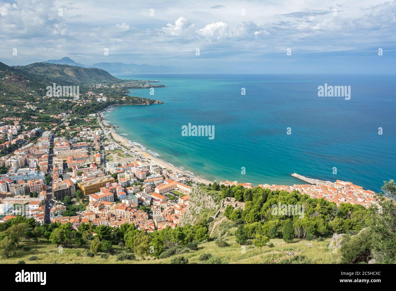 Panorama-Aufnahme des malerischen Fischerdorfes und Ferienortes (Cefalu) an einer malerischen Bucht mit türkisfarbenem Meer auf Sizilien in Italien Stockfoto