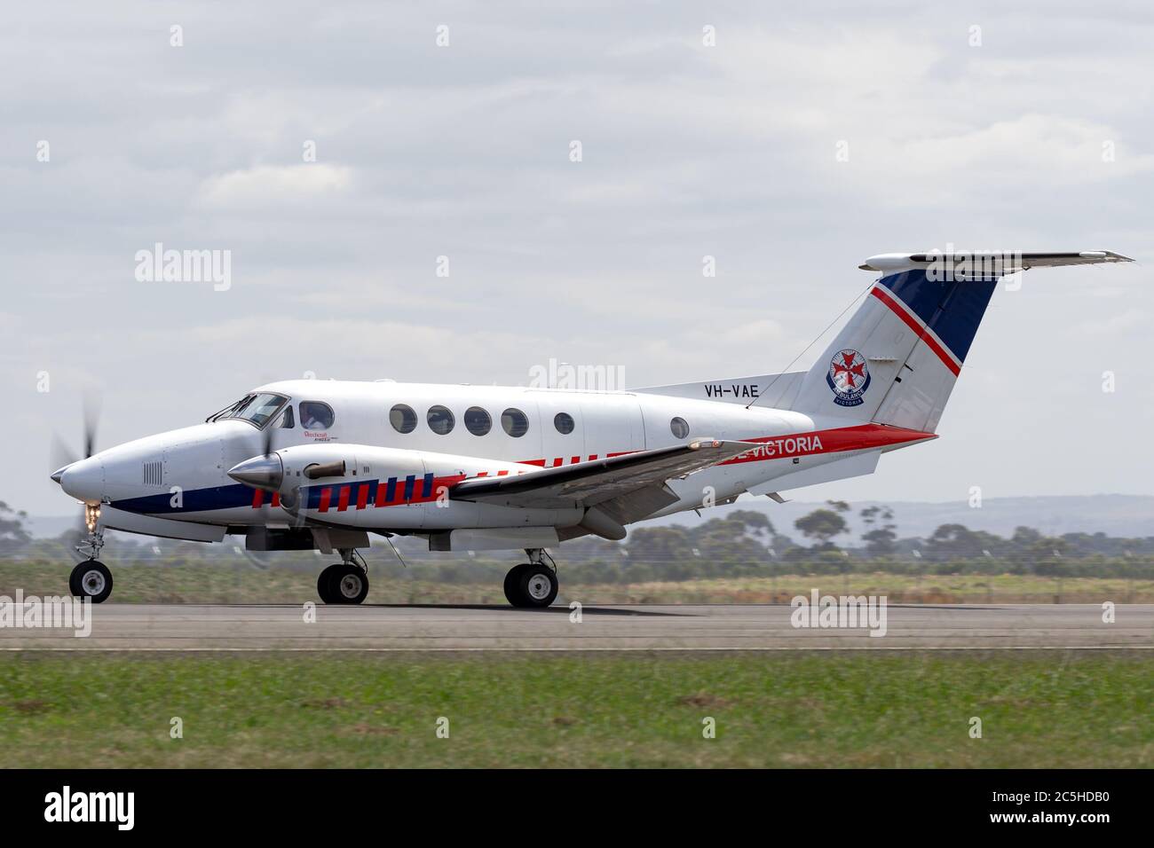 Ambulance Victoria Hawker Beechcraft B200C King Air Ambulance Aircraft VH-VAE bei Ankunft am Avalon Airport. Stockfoto