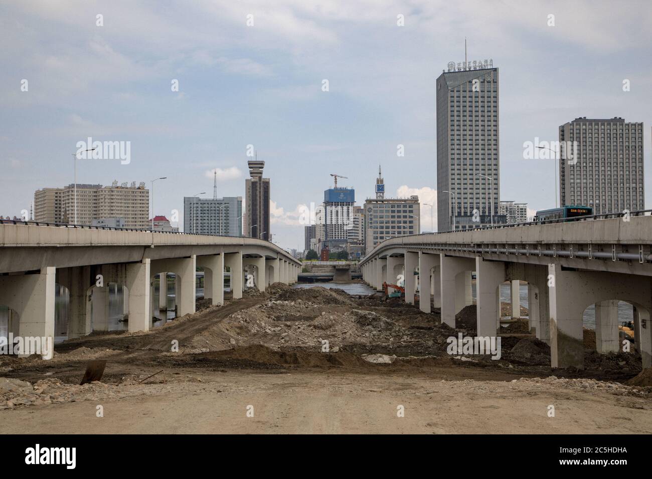 3. Juli 2020, Jilin, Jilin, China: JilinÃ¯Â¼Å'CHINA-am 30. Juni 2020 wurde die alte Jilin-Brücke, die 1938 in der Stadt Jilin, Provinz Jilin, gebaut wurde, abgebaut. Nur noch einige Rückstände bleiben zurück und werden gerade gereinigt. Die Alte Jilin Brücke ist eine Brücke, die die Jilin Avenue über den Songhua Fluss verbindet. Es wurde 1938 erbaut und 1940 fertiggestellt. 1946 wurde der südliche Teil der Jilin Brücke an zwei Stellen durch eine Explosion gebrochen. Die Brücke war 9 Meter breit und 448.92 Meter lang. 1974 wurde die Jilin-Brücke auf 22.5 Meter Breite erweitert. In den Jahren 2008 und 2012 wurde die Brücke repariert und verstärkt Stockfoto