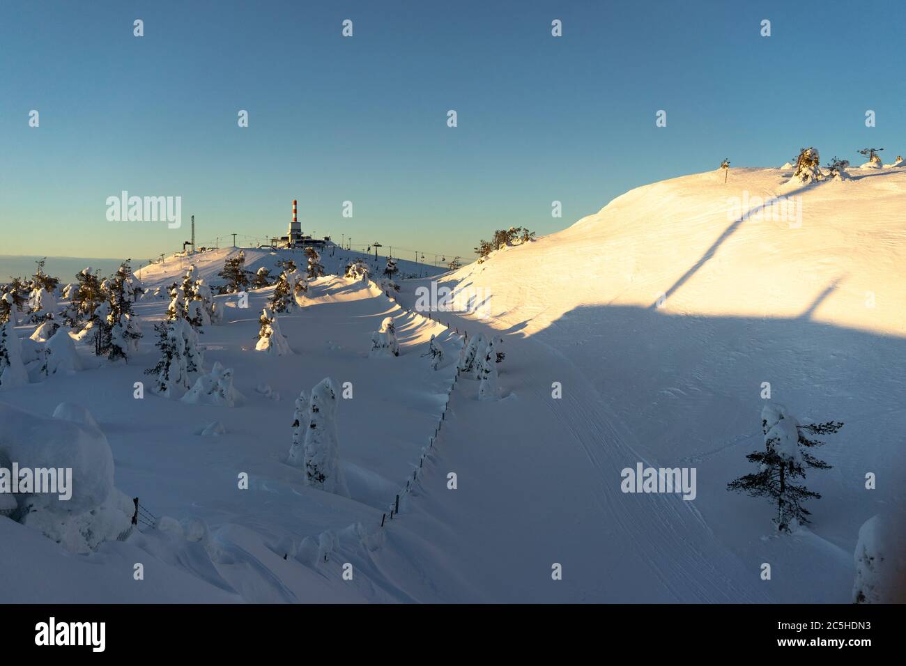 Kuusamo, Finnland - März 26 2020: Ruka Ski Resort, Finnland, Kuusamo. Wunderschöner Sonnenuntergang, goldene Stunde Stockfoto