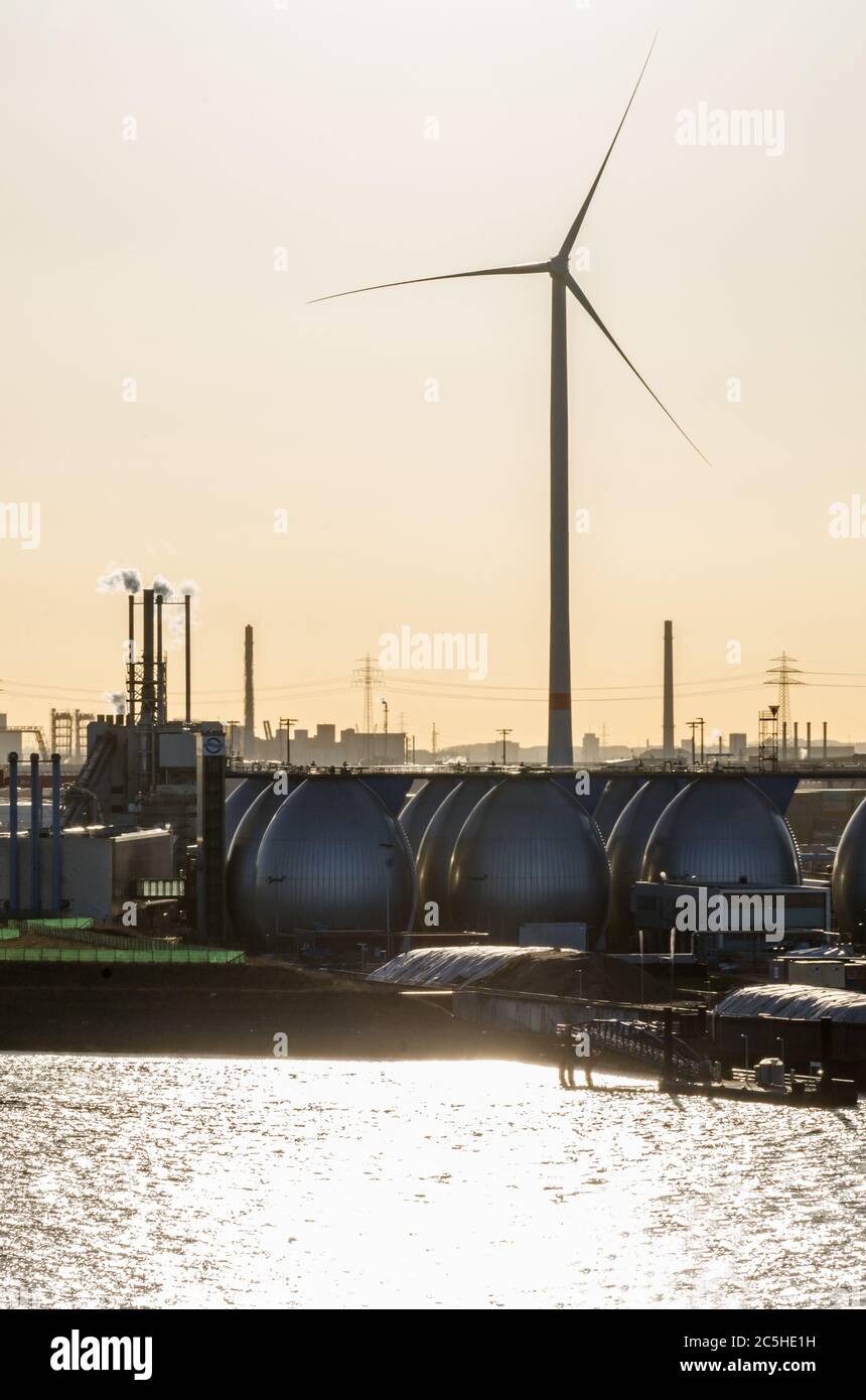 Windkraftanlagen und Gasspeicher im Industriegebiet am Hafen Stockfoto