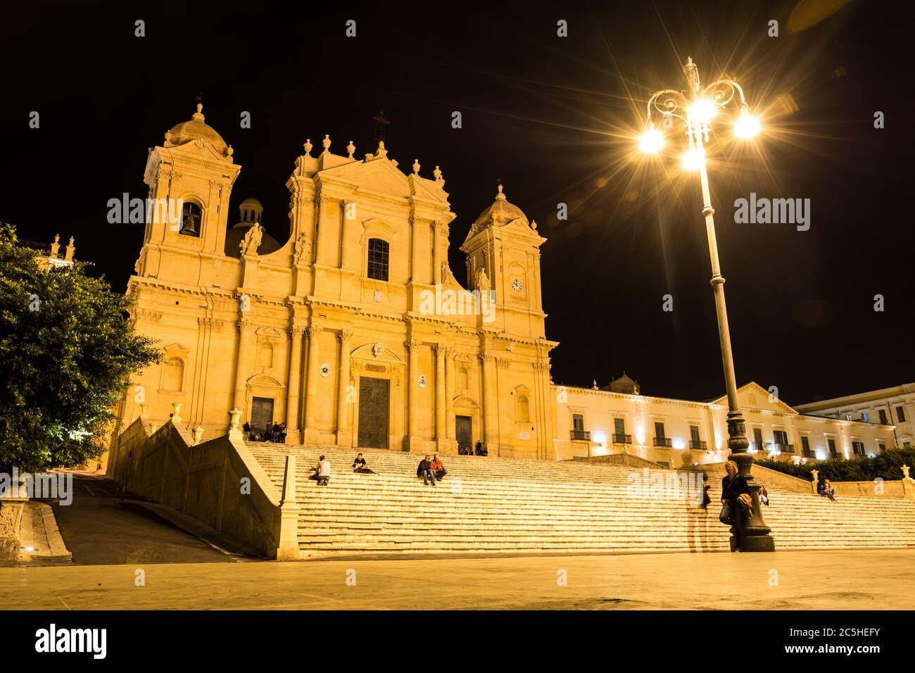 Nachtaufnahme der historischen barocken Kathedrale in Noto, Sizilien in Italien Stockfoto