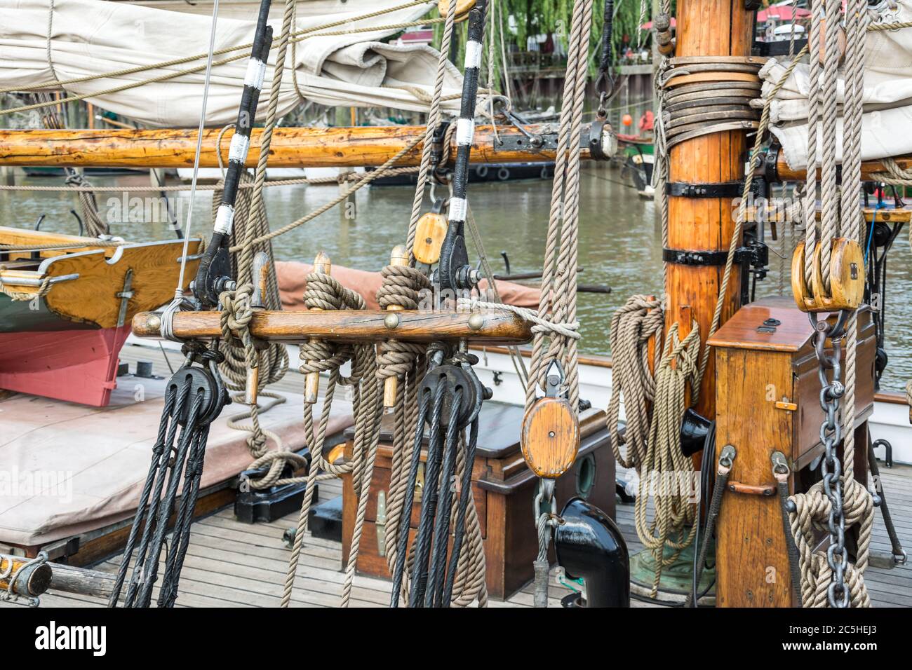 Nahaufnahme von Ankerplatz, Mast und Segeln auf historischem Segelschiff Stockfoto