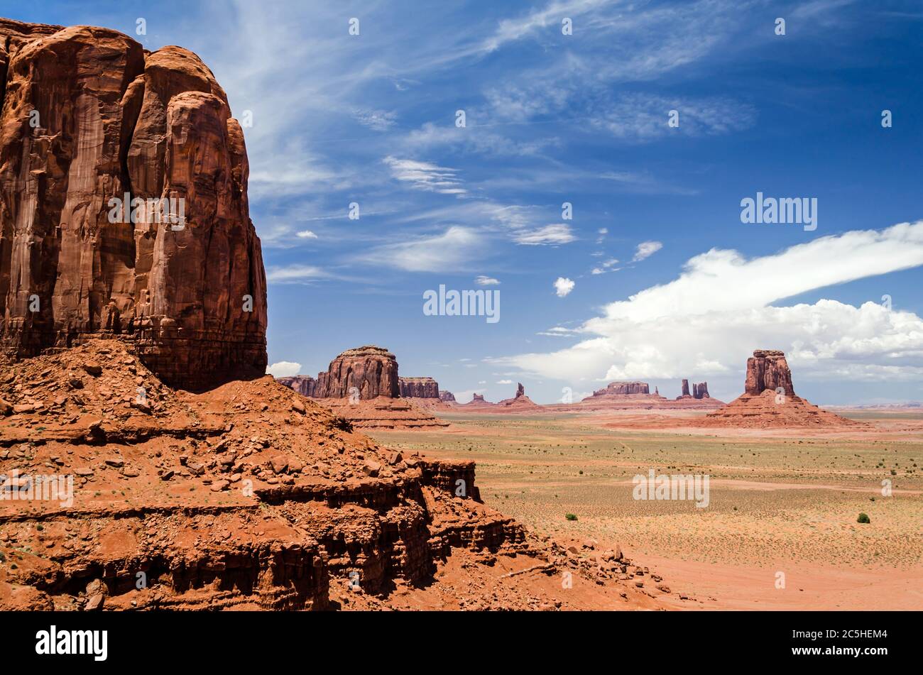 Tafelberge und Wüstenlandschaft im Monument Valley Stockfoto