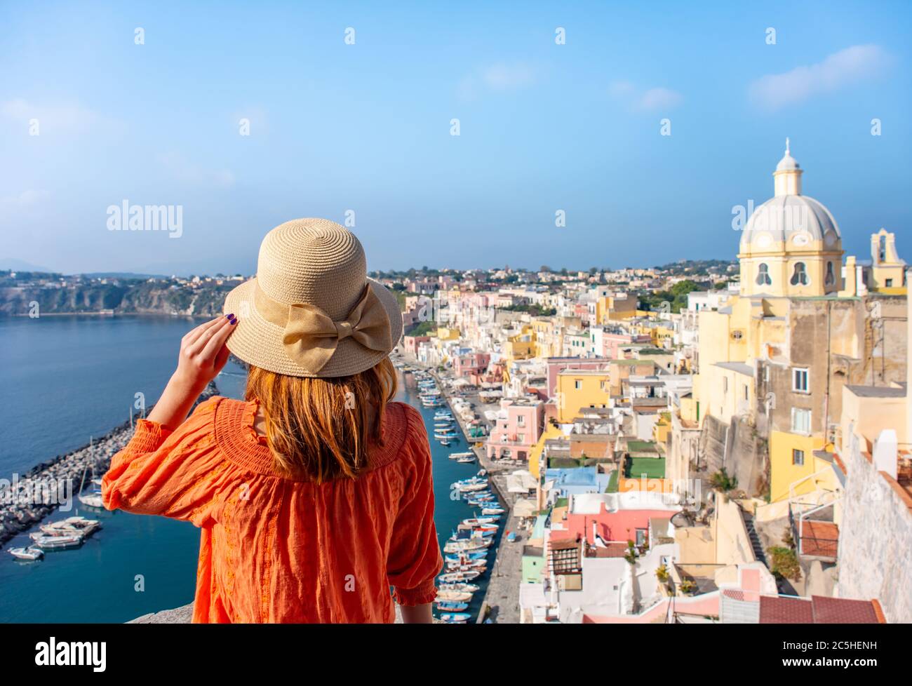Schönes junges Mädchen mit Hut Blick auf atemberaubende Panoramablick auf Procida Island, Neapel, Italien Stockfoto