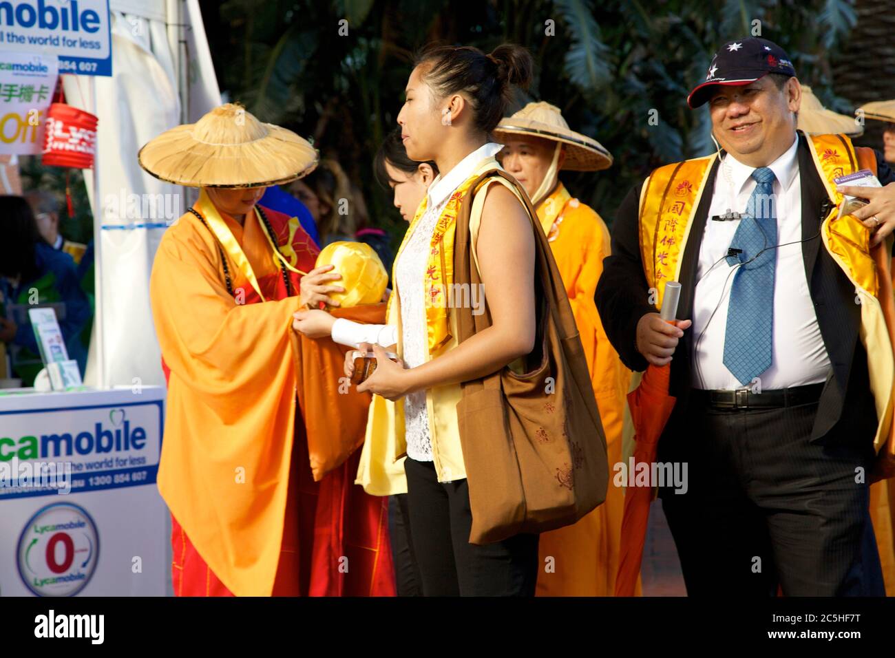 Almosen runden das Buddha’s Birthday Festival in Darling Harbour, Sydney, Australien ab. Stockfoto