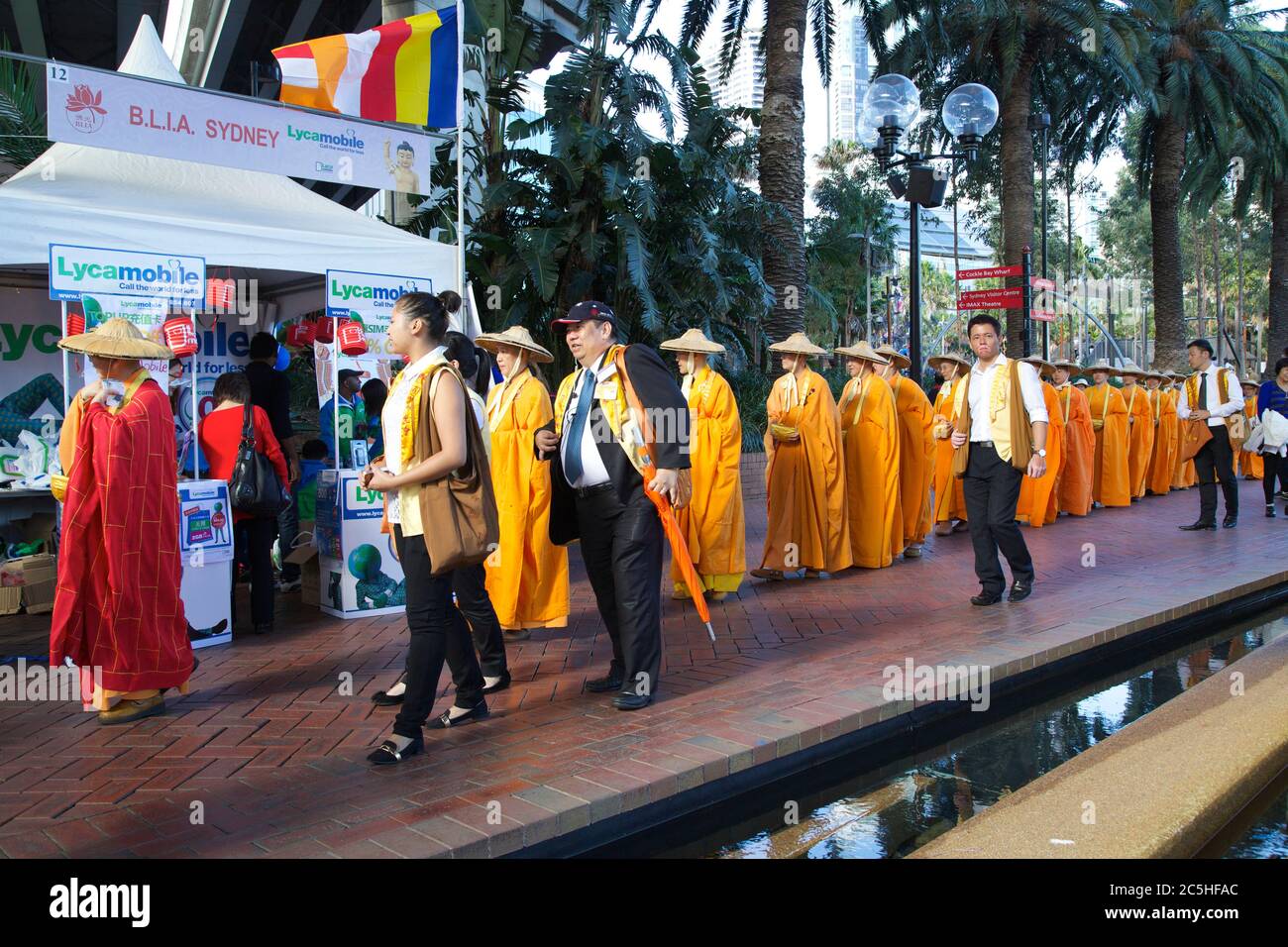 Almosen runden das Buddha’s Birthday Festival in Darling Harbour, Sydney, Australien ab. Stockfoto