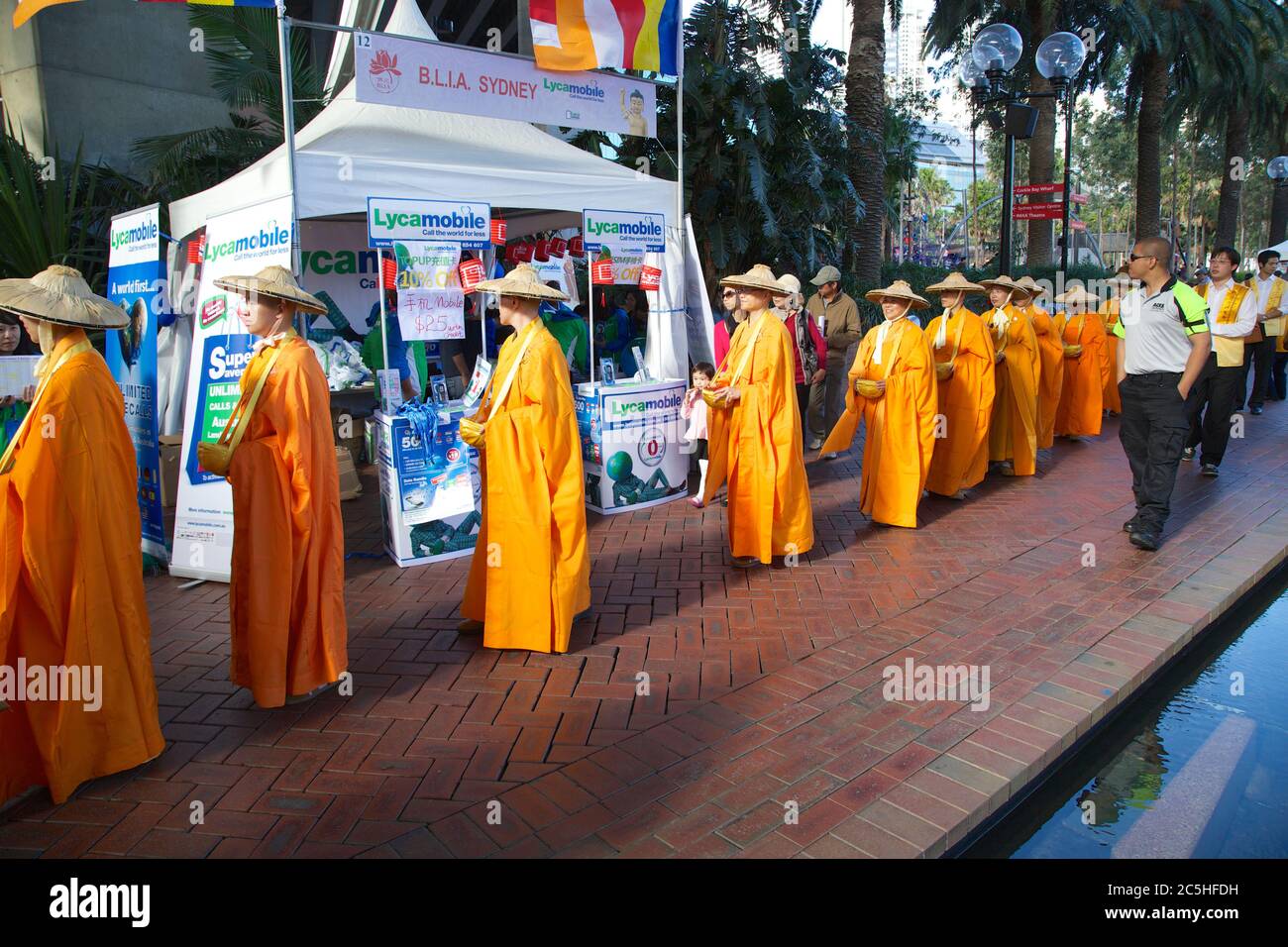 Almosen runden das Buddha’s Birthday Festival in Darling Harbour, Sydney, Australien ab. Stockfoto