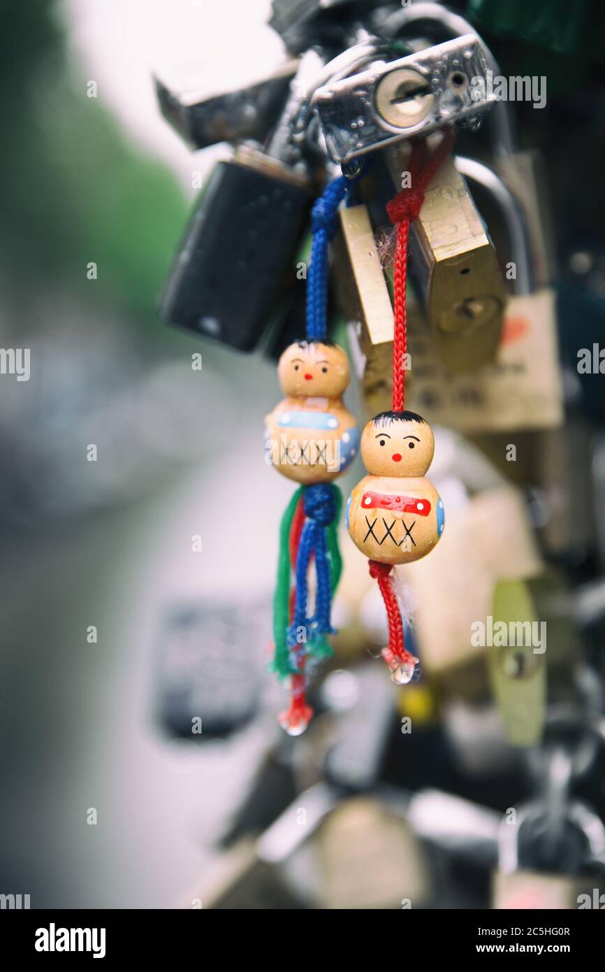 Liebe schließt im Regen mit traditionellen hölzernen Symbolen von Amsterdam, gefiltert, um wie ein Instagram-Stil Foto aussehen. Stockfoto