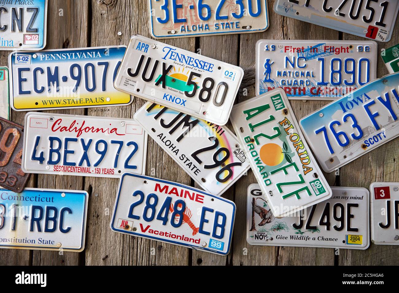 BAR HARBOR, MAINE, USA - AUGUST 28: Alte Kfz-Kennzeichen an einer Wand in Bar Harbor. In den Vereinigten Staaten hat jede Rechtssprüfung ein einzigartiges d Stockfoto