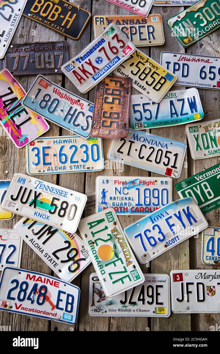 BAR HARBOR, MAINE, USA - AUGUST 28: Alte Kfz-Kennzeichen an einer Wand in  Bar Harbor. In den Vereinigten Staaten hat jede Rechtssprüfung ein  einzigartiges d Stockfotografie - Alamy