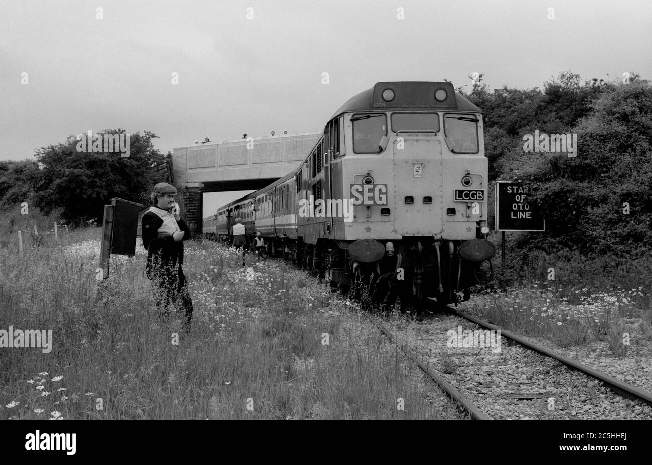 Diesellokomotive der Baureihe 31 Nr. 31463, die auf der Eisenbahntour "Walsall Concerto" steht und den Eintritt zum Tag der offenen Tür des Long Marston Army Camp in Warwickshire, Großbritannien, erwartet. 1987. Stockfoto