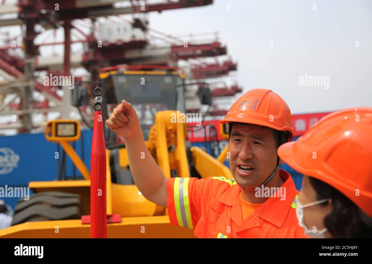 3. Juli 2020, Qingdao, Qingdao, China: ShandongÃ¯Â¼Å'CHINA-am 2. Juli zeigten Arbeiter des Qingdao Hafens der Shandong Freihandelszone 11 einzigartige Fähigkeiten, die "Magische Gabel", "Du Yongs feine Kleidung", "eiserner Arm geschickte Hände", "eiserne Reitelite" und "das Ziel beenden" genannt wurden, und zogen die Besucher an. (Bild: © SIPA Asia via ZUMA Wire) Stockfoto
