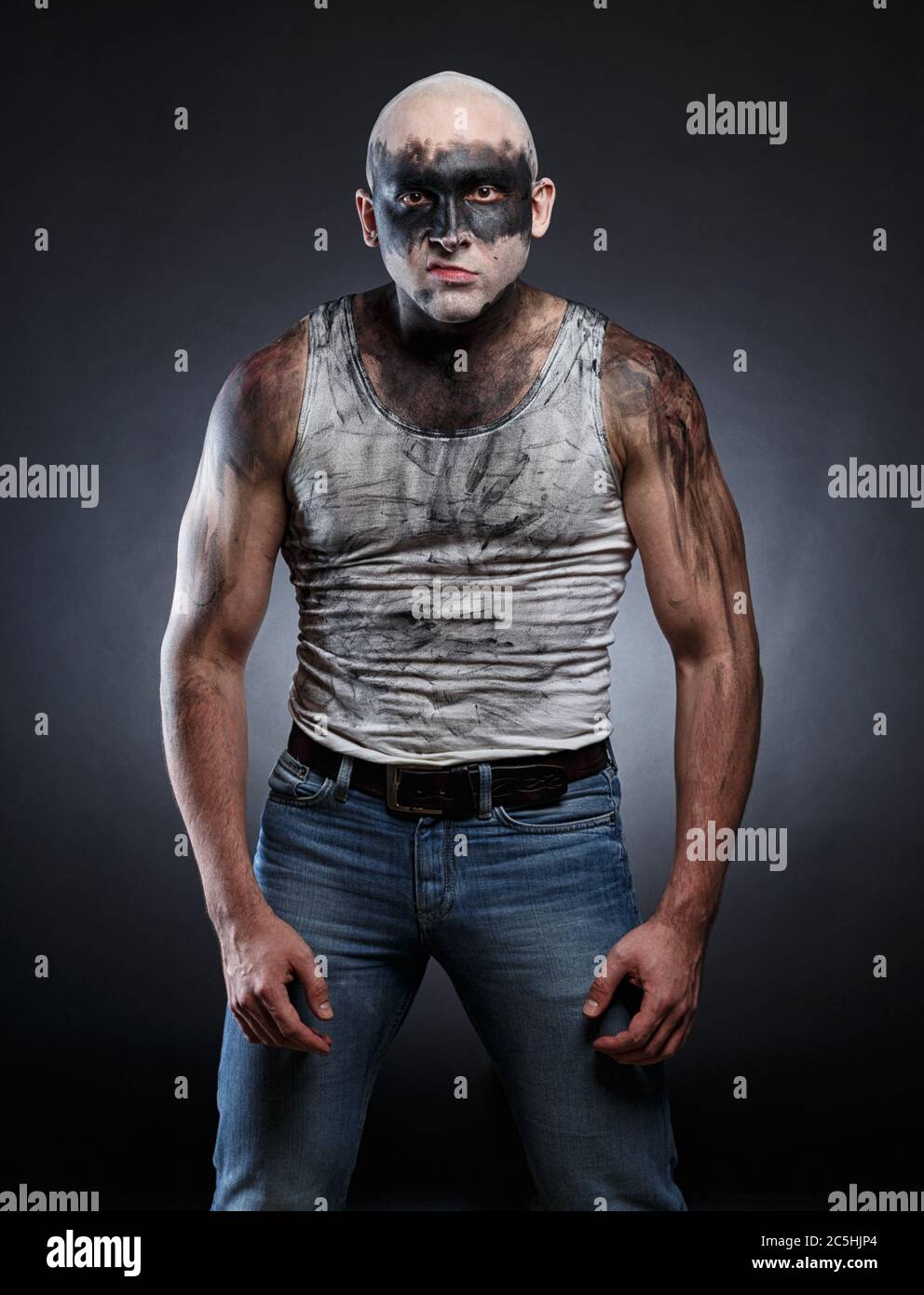 Bild von kahlen aggressiven schmutzigen Mann auf grauem Hintergrund Stockfoto