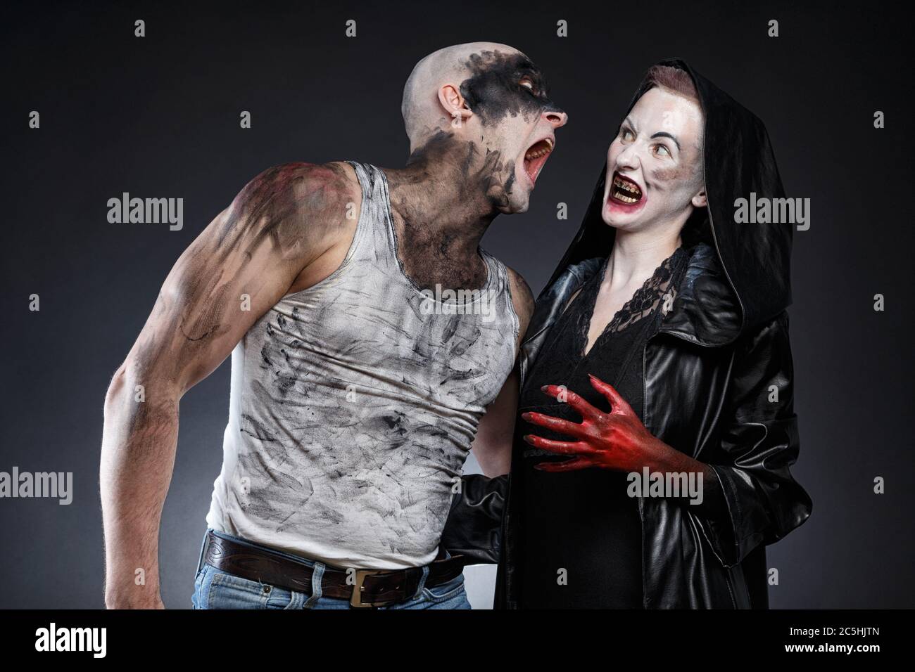 Foto von schreienden verrückten Mann und beängstigende Frau mit Blut Hände Stockfoto